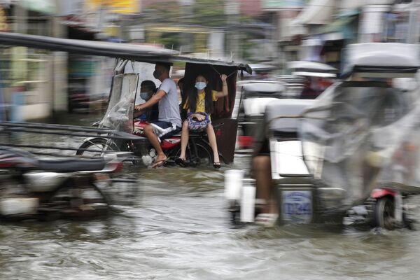 Затопленная в результате тайфуна Молаве дорога на Филиппинах  - Sputnik Тоҷикистон