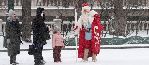 Прохожие разговаривают с Дедом Морозом в Александровском саду в Москве - Sputnik Тоҷикистон