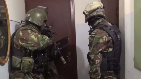В Московской области сотрудники полиции задержали двух подозреваемых в разбое - YouTube - Sputnik Таджикистан