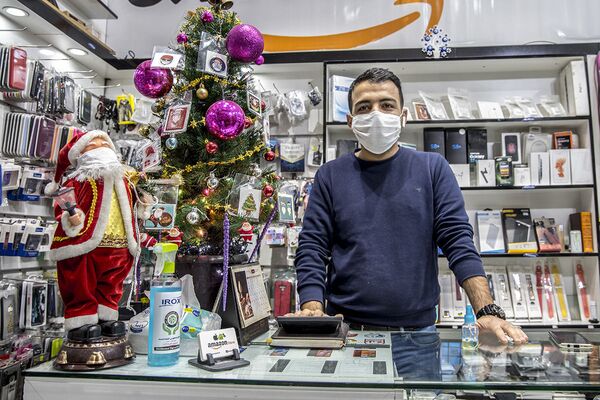 Продавец в одном из магазинов Тегерана - Sputnik Таджикистан