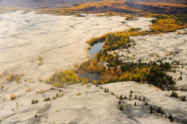 Вид на Чарские пески в Чарской долине Забайкальского края выглядит как мираж усталого путешественника. А еще эта раскаленная пустыня окружена суровыми ледниками  - Sputnik Таджикистан