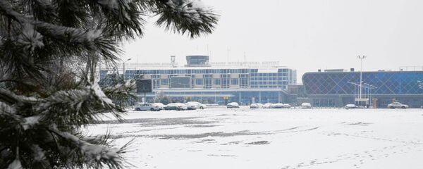 Заснеженный аэропорт в Душанбе - Sputnik Таджикистан