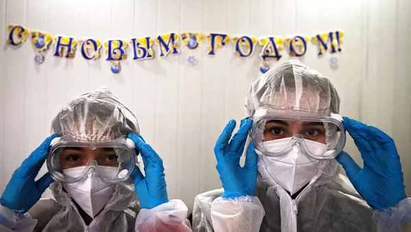 Установка новогодней ели в красной зоне больницы скорой помощи  - Sputnik Тоҷикистон