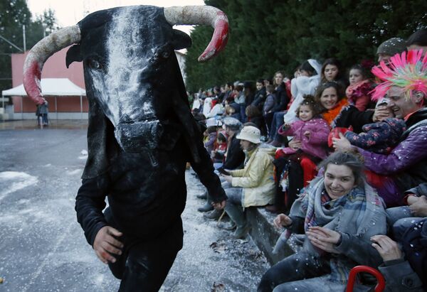 Участник карнавала в костюме быка, олицетворяющий миф страны Басков во Франции  - Sputnik Таджикистан
