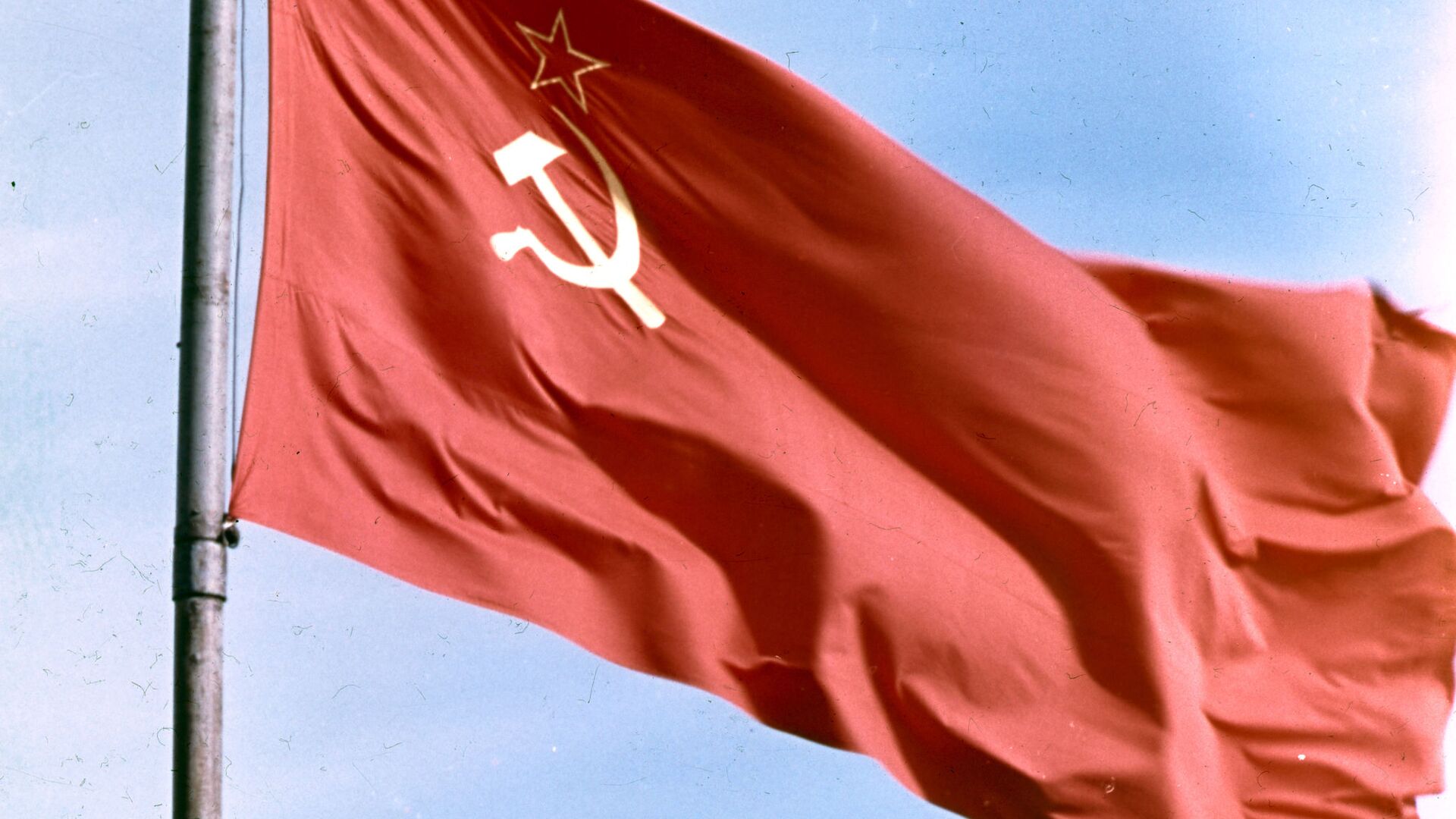 Красный флаг - государственный флаг СССР, архивное фото - Sputnik Таджикистан, 1920, 09.12.2021