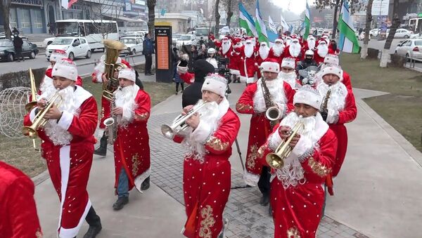 По Ташкенту прошли Деды Морозы — музыкально новогодний парад - Sputnik Таджикистан