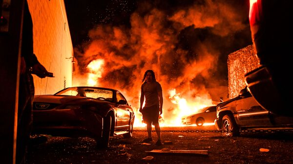 Горящие автомобили на фоне беспорядков, произошедших после смерти Джорджа Флойда от рук полицейских в Миннеаполисе, США  - Sputnik Таджикистан