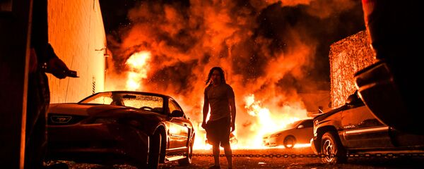 Горящие автомобили на фоне беспорядков, произошедших после смерти Джорджа Флойда от рук полицейских в Миннеаполисе, США  - Sputnik Таджикистан