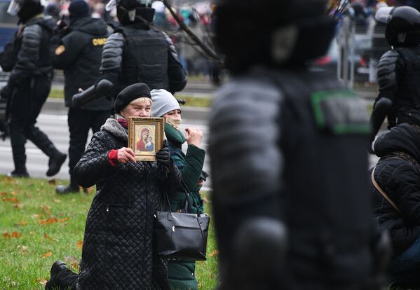 Сторонники оппозиции во время акции протеста в Минске - Sputnik Таджикистан