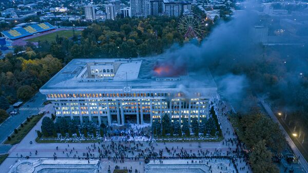 Горящее здание Белого дома в Бишкеке в результате протестов против результатов выборов, октябрь 2020 года - Sputnik Таджикистан