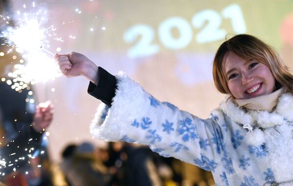 Девушка во время встречи Нового 2021 года на катке Черное озеро в Казани - Sputnik Тоҷикистон