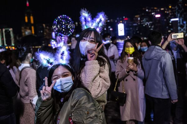 Люди отмечают Новы год в Гонконге  - Sputnik Тоҷикистон