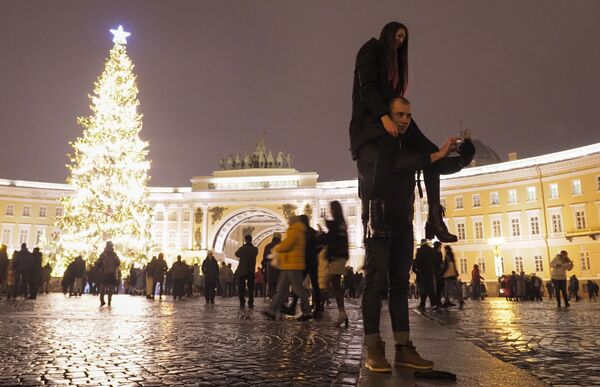 Фотографирование в Санкт-Петербурге во время празднования Нового года  - Sputnik Тоҷикистон