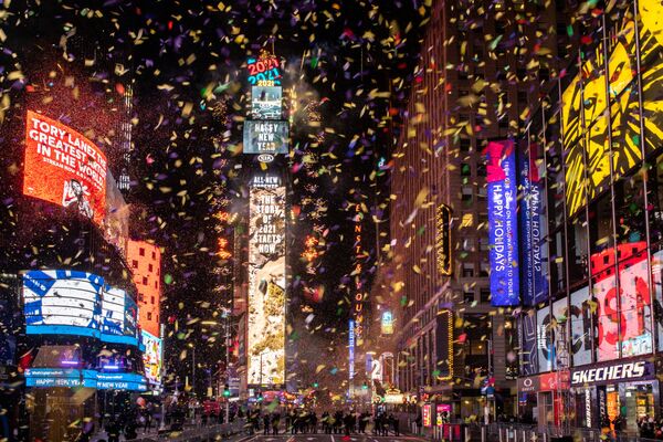 Конфетти на Тайм-сквер в Нью-Йорке во время празднования Нового года - Sputnik Тоҷикистон