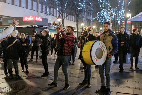 Люди поют и танцуют во время празднования Нового года в Белграде  - Sputnik Тоҷикистон