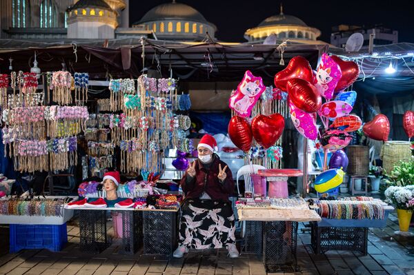 Продавщица во время празднования Нового года - Sputnik Тоҷикистон
