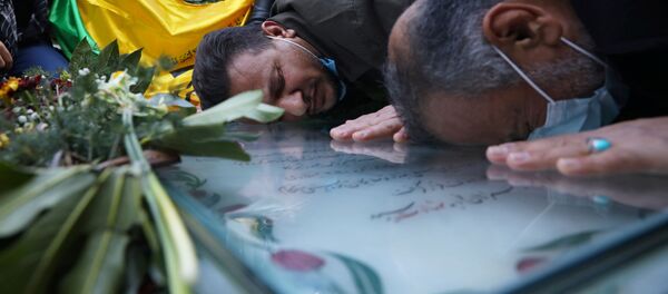 Люди на могиле иранского командира Касема Сулеймани в Кермане, Иран  - Sputnik Тоҷикистон