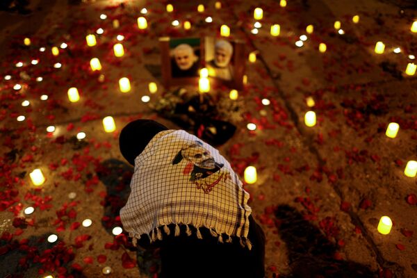 Женщина на первой годовщине со дня смерти иранского командира Касема Сулеймани и иракского командира Абу Махди аль-Мухандис в Багдаде - Sputnik Тоҷикистон