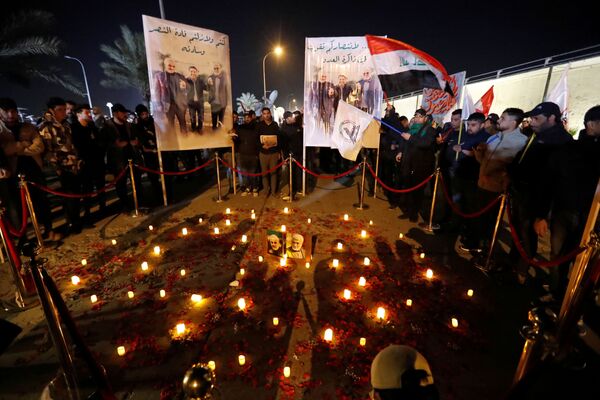 Свечи в первую годовщину со дня смерти иранского командира Касема Сулеймани и иракского командира Абу Махди аль-Мухандис в Багдаде  - Sputnik Тоҷикистон