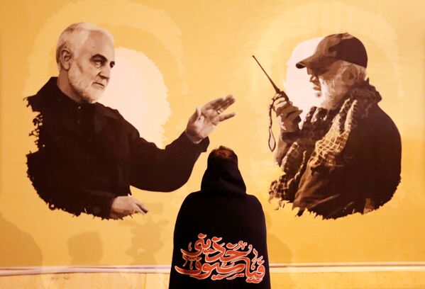 Плакат в первую годовщину со дня смерти иранского командира Касема Сулеймани и иракского командира Абу Махди аль-Мухандис в Багдаде - Sputnik Тоҷикистон