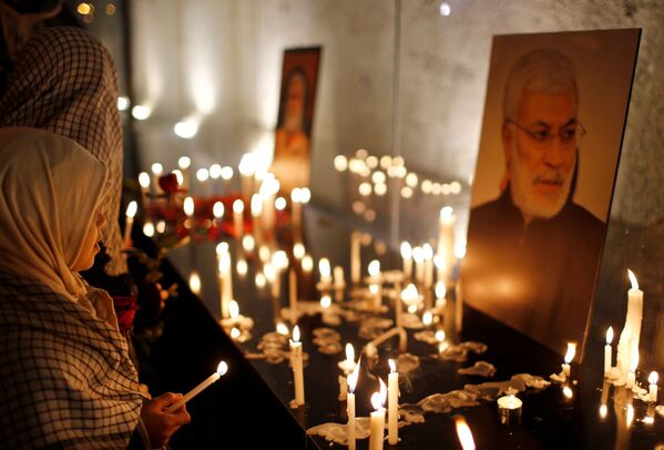 Женщина со свечей в первую годовщину со дня смерти иранского командира Касема Сулеймани и иракского командира Абу Махди аль-Мухандис в Багдаде - Sputnik Тоҷикистон