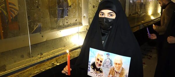 Сотни людей собрались у аэропорта Багдада в годовщину смерти Сулеймани: видео - Sputnik Тоҷикистон