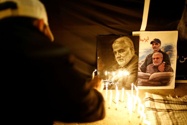 Люди зажигают свечи по случаю первой годовщины со дня смерти иранского командира Касема Сулеймани и иракского командира Абу Махди аль-Мухандиса в Багдаде  - Sputnik Таджикистан