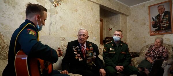 Военные в Новосибирске поздравили с Новым годом ветерана Великой Отечественной войны Военные в Новосибирске поздравили с Новым годом ветерана Великой Отечественной войны - Sputnik Тоҷикистон