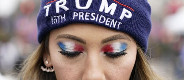 Сторонница Трампа на акции в его поддержку Сторонница Трампа на акции в его поддержку - Sputnik Тоҷикистон