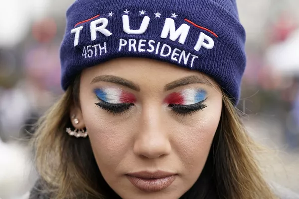 Тарафдори Трамп дар гирдиҳамоӣ ба тарафдории ӯ Тарафдори Трамп дар гирдиҳамоӣ ба тарафдории ӯ - Sputnik Тоҷикистон