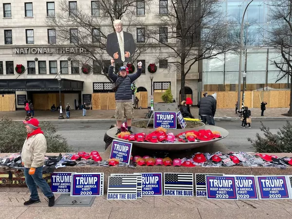 Тарафдорони Трамп дар Вашингтон тазоҳурот доранд Тарафдорони Трамп дар Вашингтон тазоҳурот доранд - Sputnik Тоҷикистон