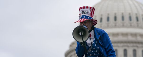 Сторонник Дональда Трампа в образе Дядюшки Сэма на фоне Капитолия - Sputnik Таджикистан