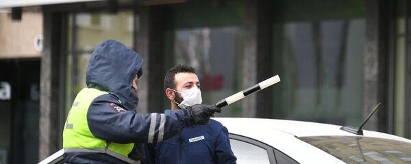 Сотрудник дорожно-патрульной службы разговаривает с таксистом на одной из улиц Москвы. - Sputnik Таджикистан