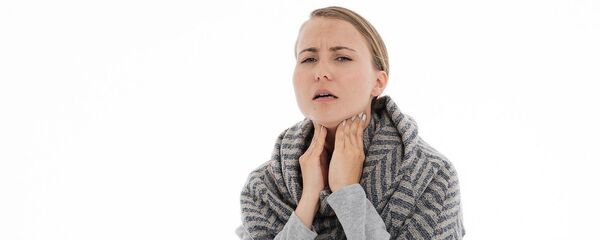 Девушка держится за больное горло Девушка держится за больное горло - Sputnik Таджикистан