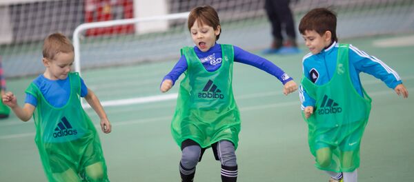 Дети во время игры в футбол - Sputnik Таджикистан