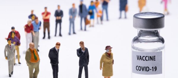 Суратҳо дар назди шиша бо навиштаҷоти ваксинаи COVID-19. Париж. - Sputnik Тоҷикистон