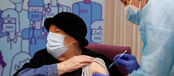 Зани 79-солаи испанӣ, ки дар хонаи пиронсолон зиндагӣ мекунад, ваксинаи Pfizer / BioNTech мегирад. Зани 79-солаи испанӣ, ки дар хонаи пиронсолон зиндагӣ мекунад, ваксинаи Pfizer / BioNTech мегирад. - Sputnik Таджикистан