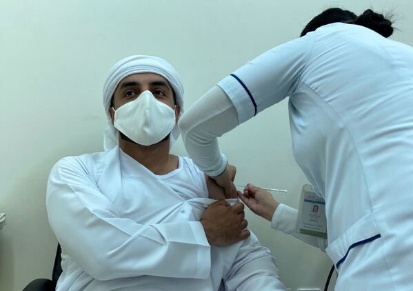 В Дубае мужчине сделали прививку от коронавируса - Sputnik Тоҷикистон