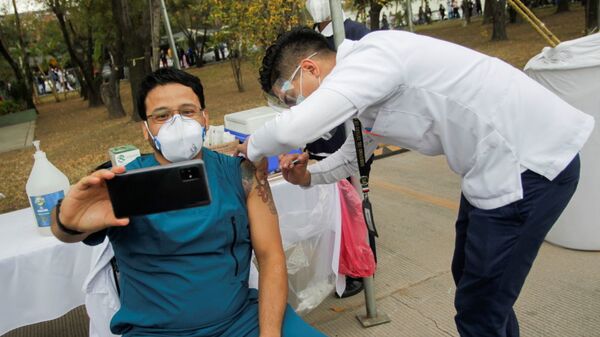Фельдшер делает селфи во время вакцинации от COVID-19 в военном госпитале в Сан-Николас-де-лос-Гарса, Мексика - Sputnik Таджикистан
