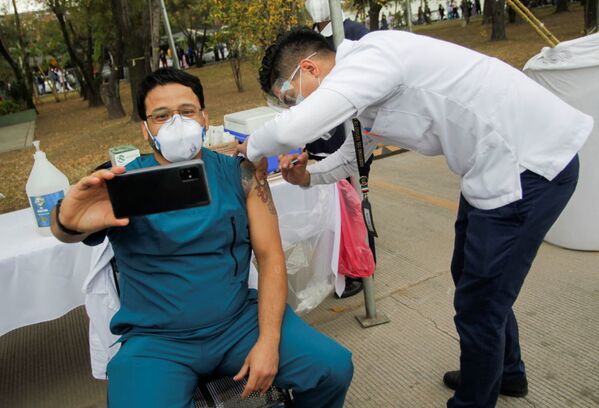 Фельдшер делает селфи во время вакцинации от COVID-19 в военном госпитале в Сан-Николас-де-лос-Гарса, Мексика - Sputnik Тоҷикистон