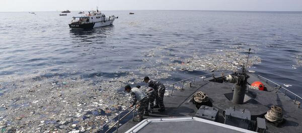 Спасатели на месте крушения пассажирского самолёта Boeing 737  - Sputnik Таджикистан