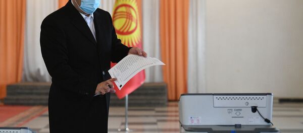 Кандидат в президенты Кыргызской Республики Садыр Жапаров голосует на досрочных выборах президента на одном из избирательных участков в Бишкеке. Кандидат в президенты Кыргызской Республики Садыр Жапаров голосует на досрочных выборах президента на одном из избирательных участков в Бишкеке. - Sputnik Таджикистан