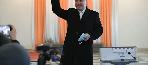 Кандидат в президенты Кыргызской Республики Садыр Жапаров после голосования на досрочных выборах президента на одном из избирательных участков в Бишкеке. - Sputnik Тоҷикистон