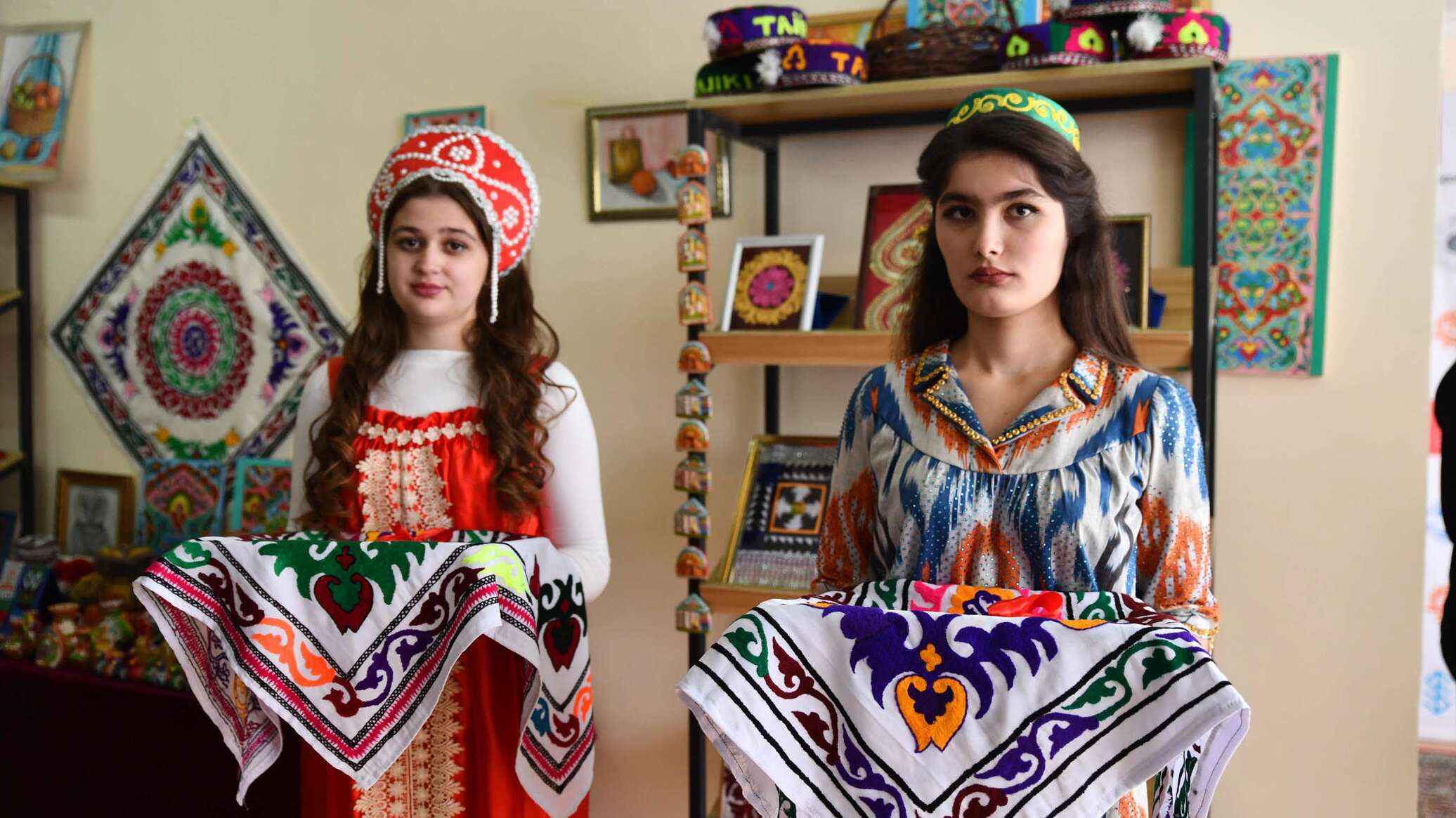 Таджикские русские открывай. Таджикские женщины. Русский таджик. Русские в Таджикистане. Таджикский культурный центр.