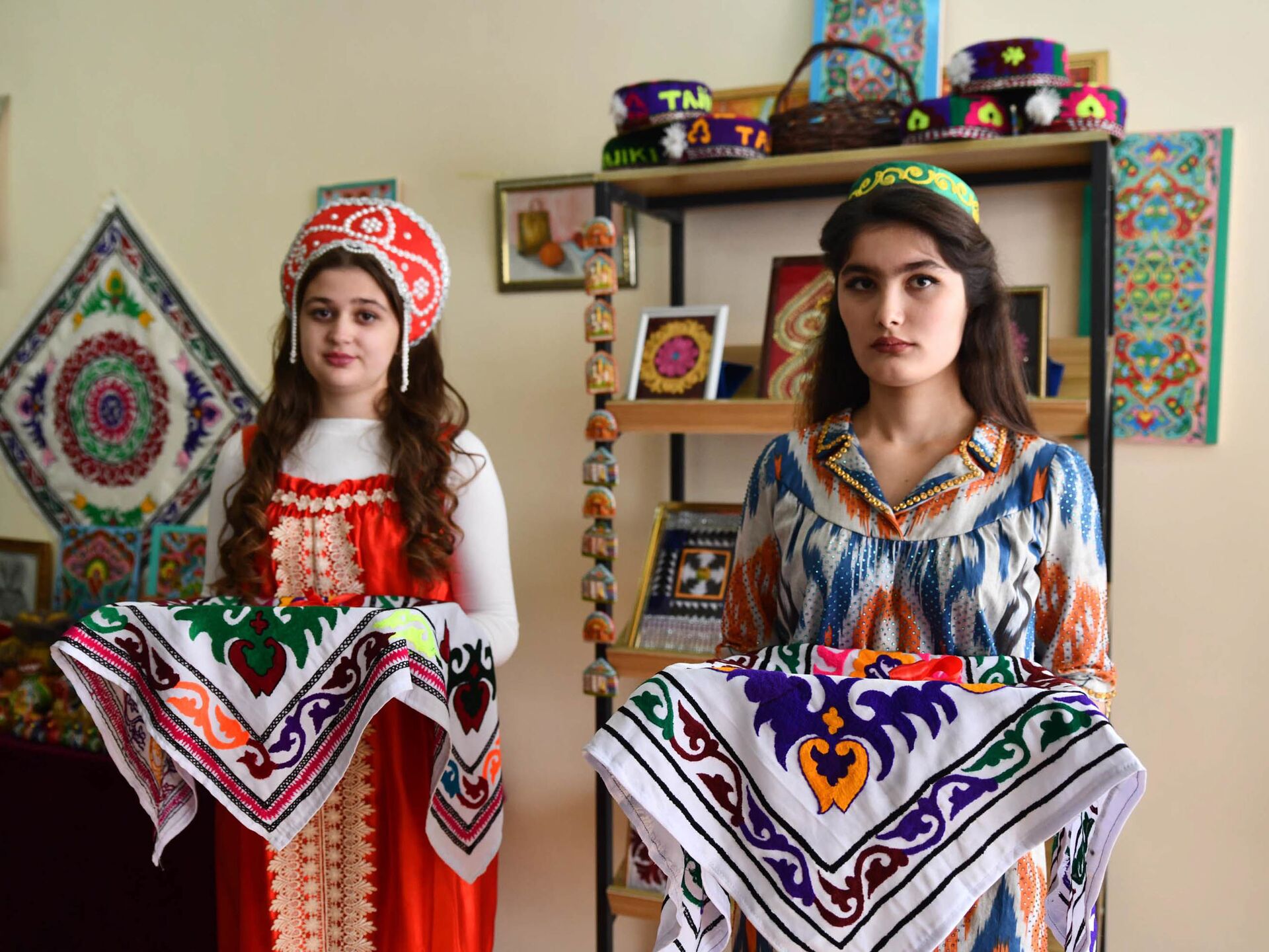 Включи таджик. Русский и таджичка. Русские в Таджикистане. Таджикская русская. Жизнь в Таджикистане.