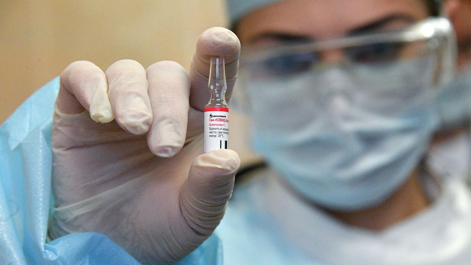 Медицинский работник минской поликлиники проводит вакцинацию добровольцев от COVID-19 российским препаратом Спутник V - Sputnik Таджикистан, 1920, 27.04.2021