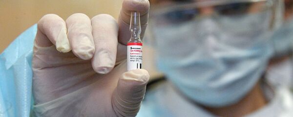 Медицинский работник минской поликлиники проводит вакцинацию добровольцев от COVID-19 российским препаратом Спутник V - Sputnik Таджикистан