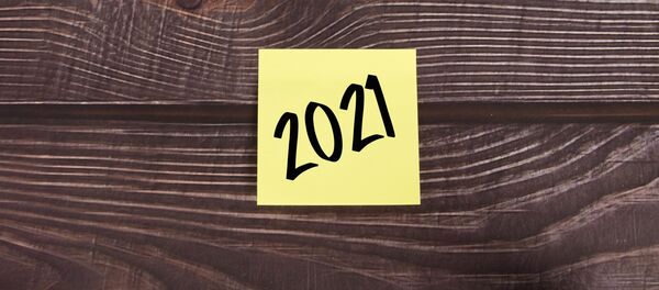 Желтая записка с текстом 2021 года на деревянном столе Желтая записка с текстом 2021 года на деревянном столе - Sputnik Таджикистан