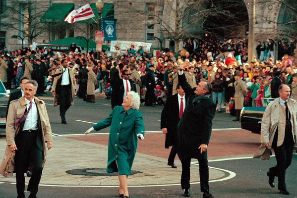 Президент Джордж Буш-старший и первая леди Барбара Буш приветствуют толпу в Вашингтоне - Sputnik Таджикистан