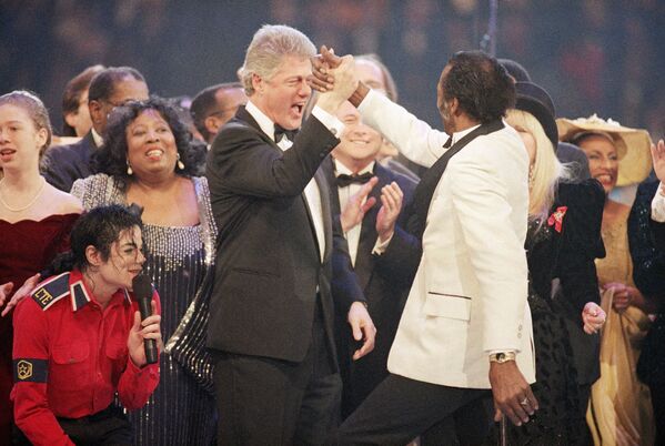 Избранный президент Билл Клинтон и певец Чак Берри во время гала-вечера в Capital Center в Ландовере - Sputnik Тоҷикистон